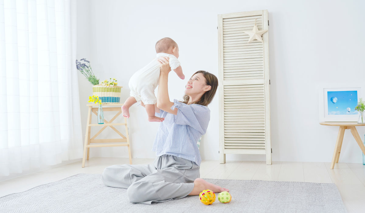 mẹ bồng bé 6 tháng