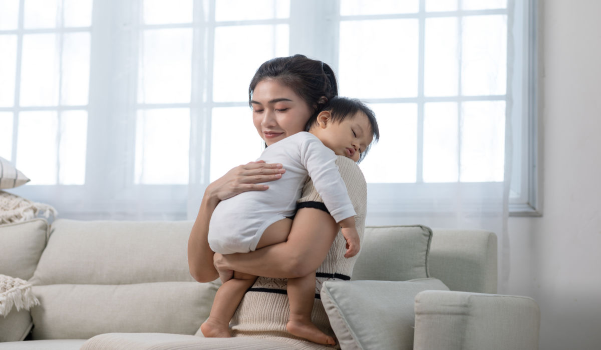 mẹ dỗ bé ngủ