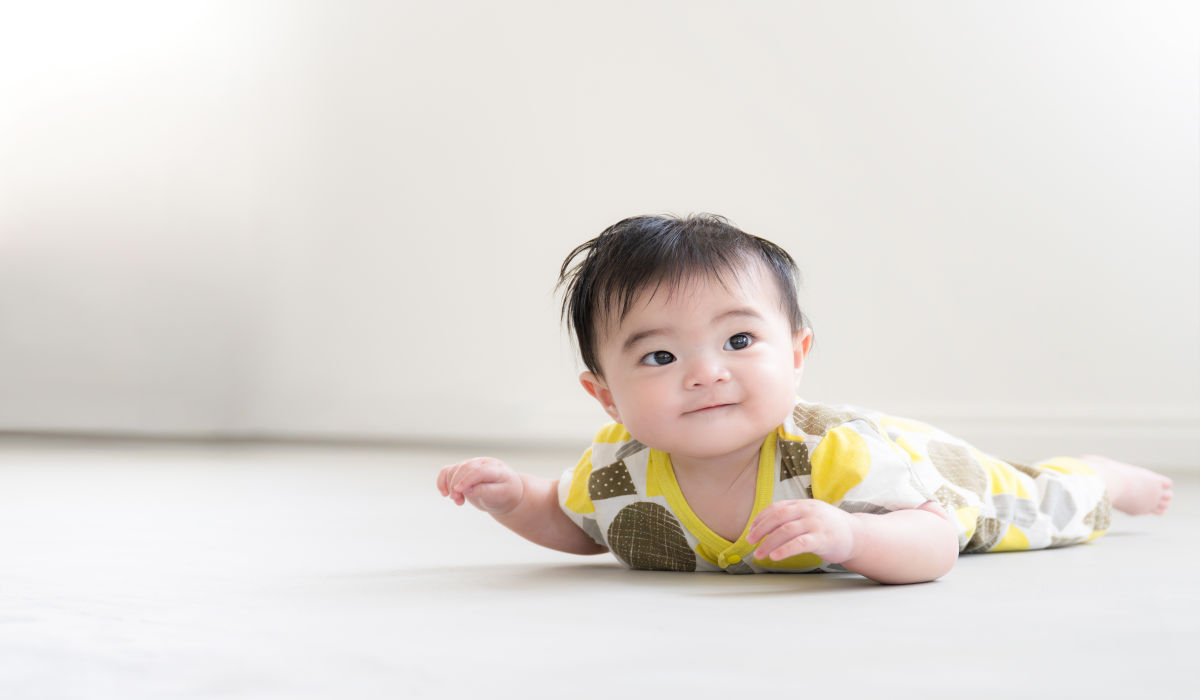 bé 8 tuổi trườn