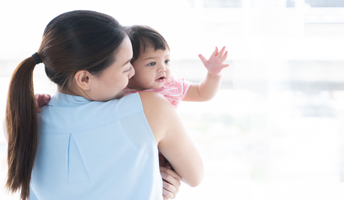 Trẻ 9 tháng biết giao tiếp qua cử chỉ như vẫy tay chào tạm biệt