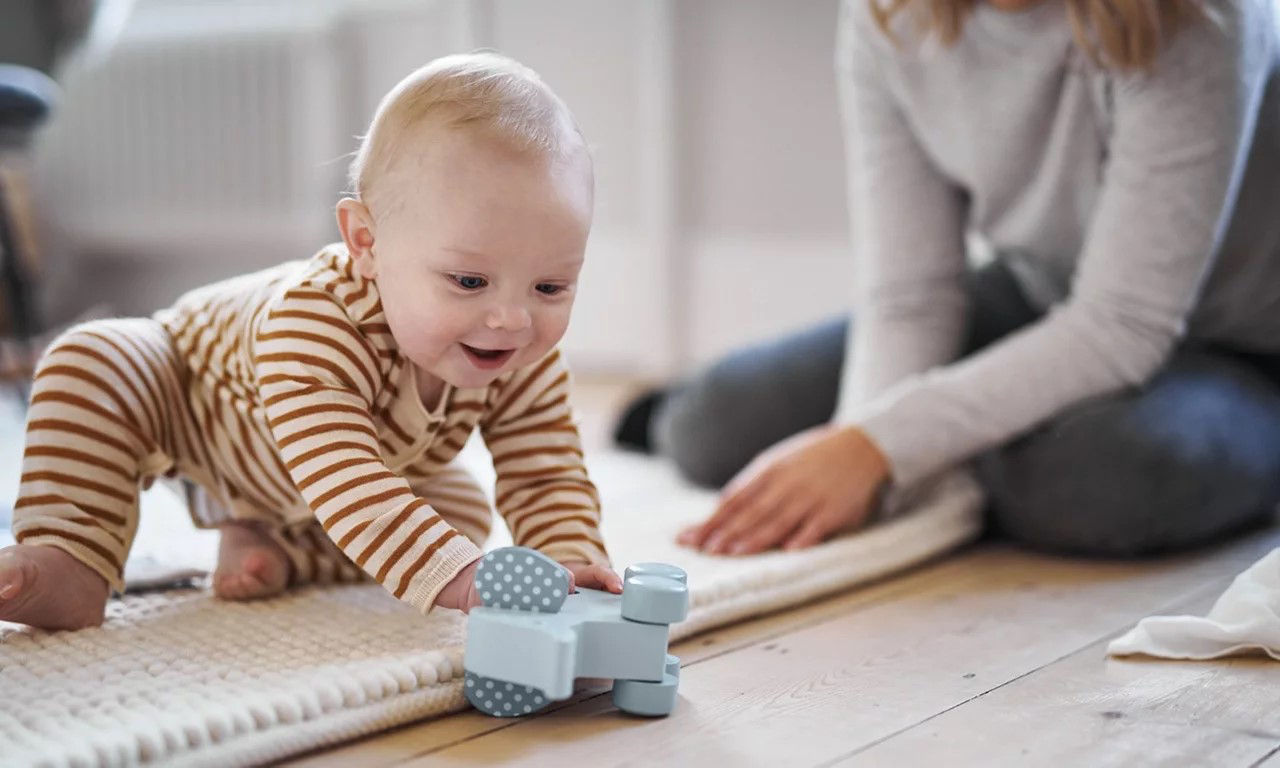 Trẻ bộc lộ cảm xúc qua nhiều hành động