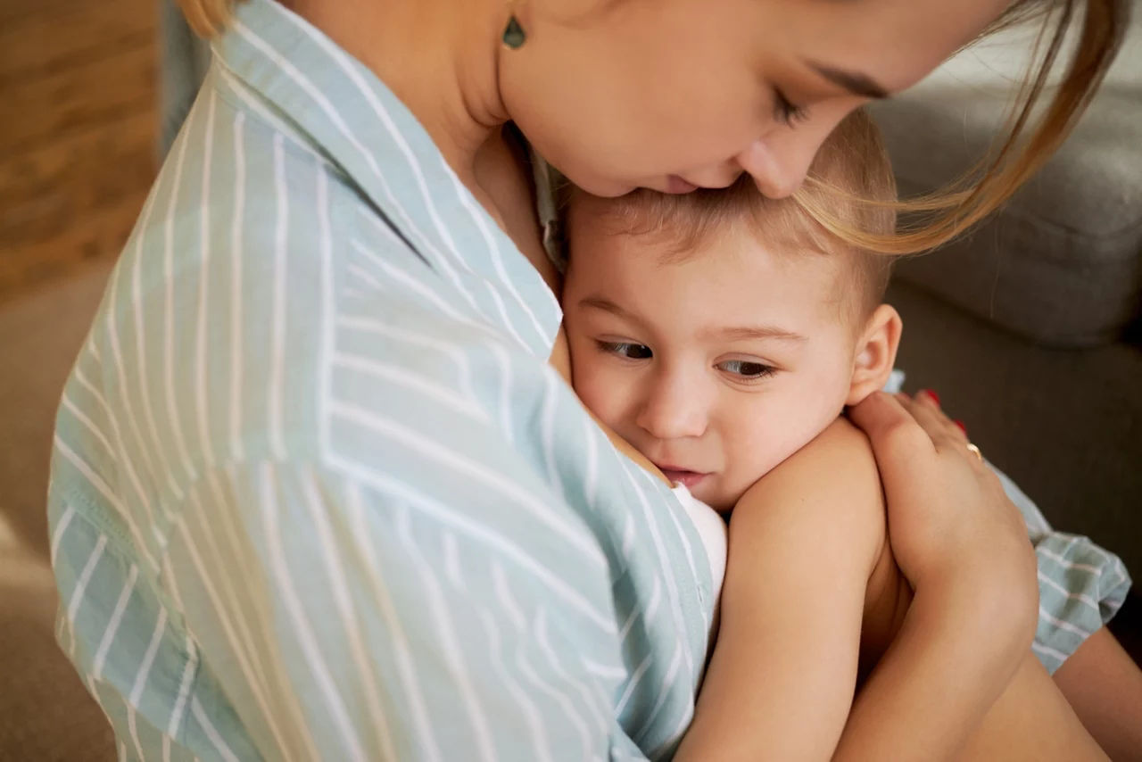 Nguyên nhân trẻ em khóc đêm có thể liên quan đến các vấn đề sức khỏe.