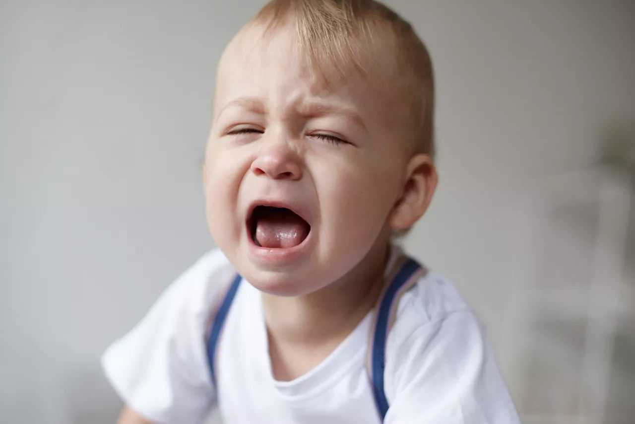 Nếu trẻ em khóc thét hoặc có triệu chứng bất thường mẹ nên đưa đi thăm khám.