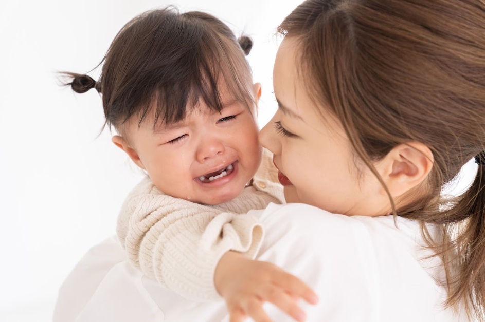 Nếu trẻ em khóc đêm kéo dài mẹ nên đưa con đi thăm khám sớm.
