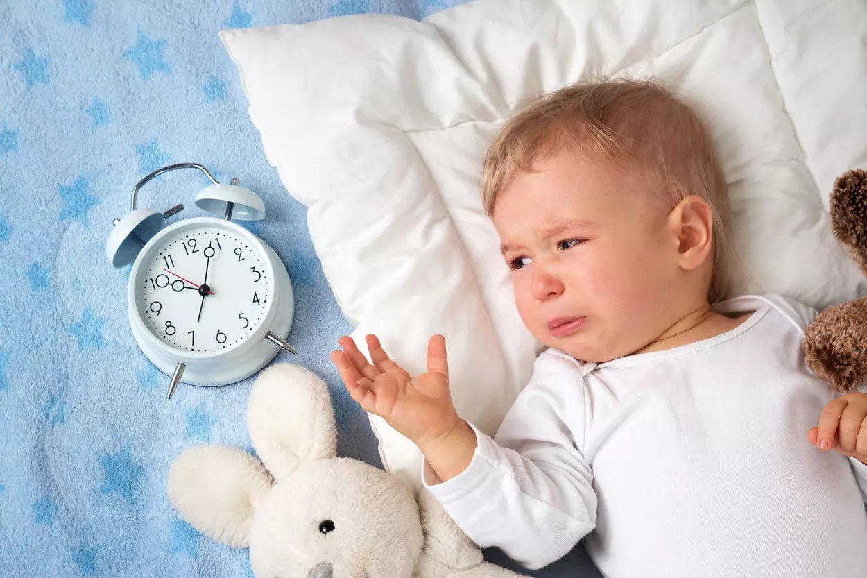 Trẻ khủng hoảng tuổi lên 2 khóc đêm có bình thường không?