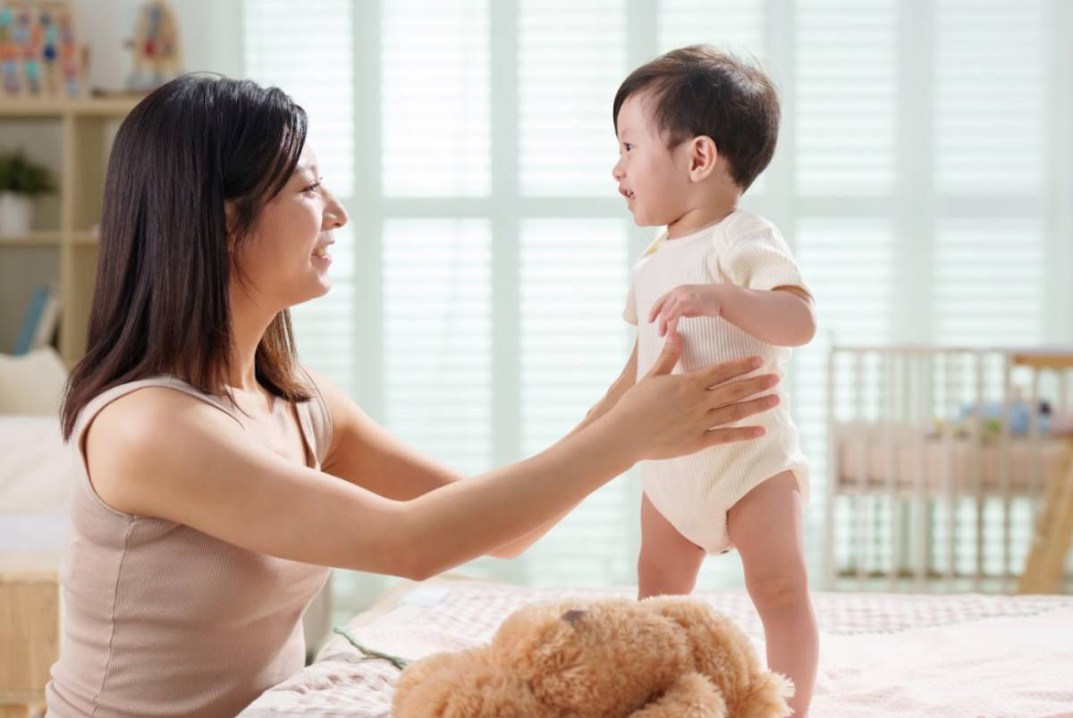Mẹ nên kiên nhẫn và nhẹ nhàng khi dạy con tập đứng
