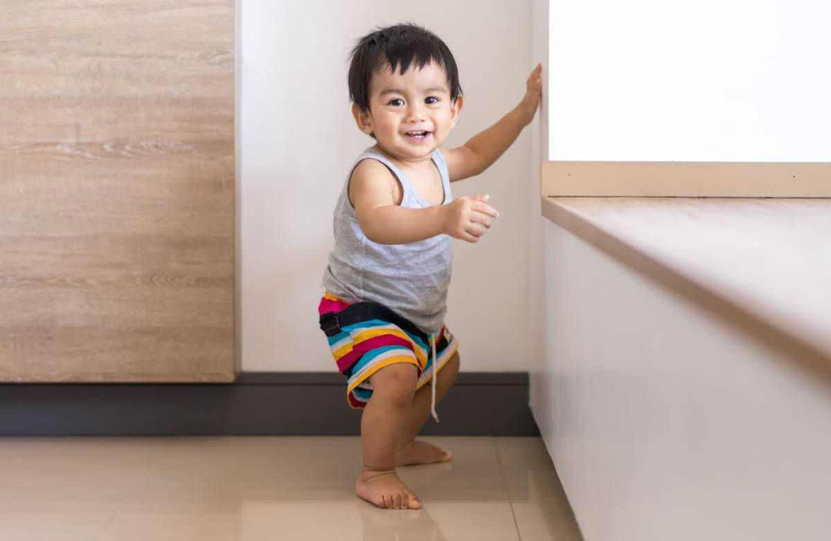 Mấy tháng trẻ biết đứng đó là Trẻ 7 tháng biết đứng vịn và 9-12 tháng đứng chựng
