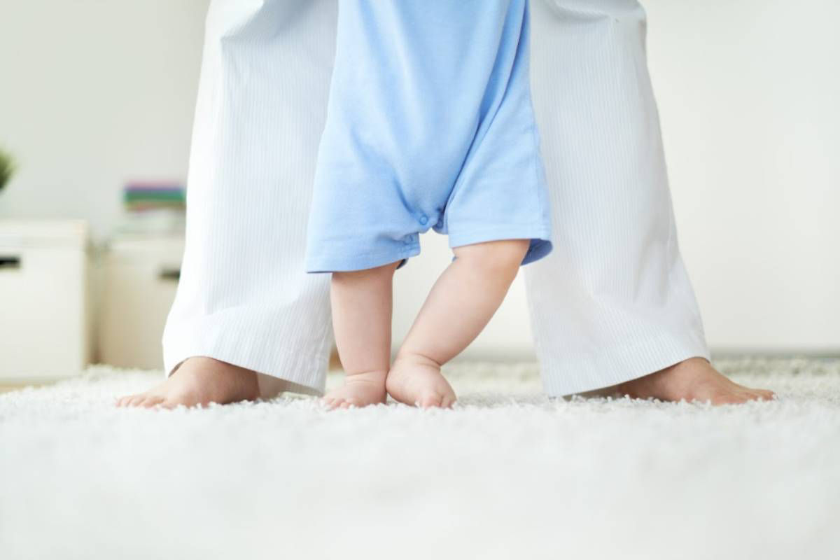 Khi tập đứng cho trẻ, mẹ cần đảm bảo không gian xung quanh an toàn
