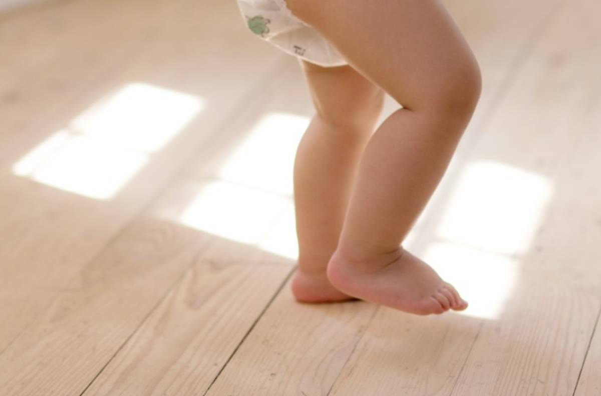 Trẻ mấy tháng biết đứng? Gợi ý 5 cách giúp trẻ mau đứng vững