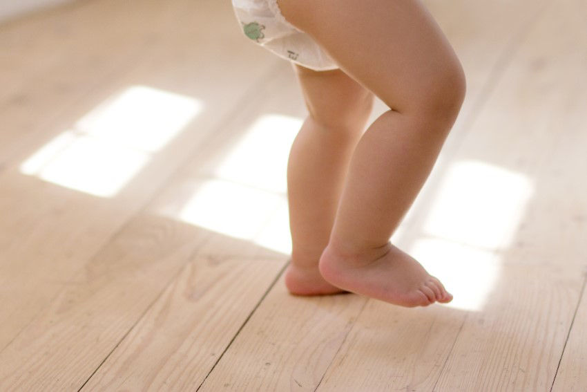 Trẻ mấy tháng biết đứng? Gợi ý 5 cách giúp trẻ mau đứng vững