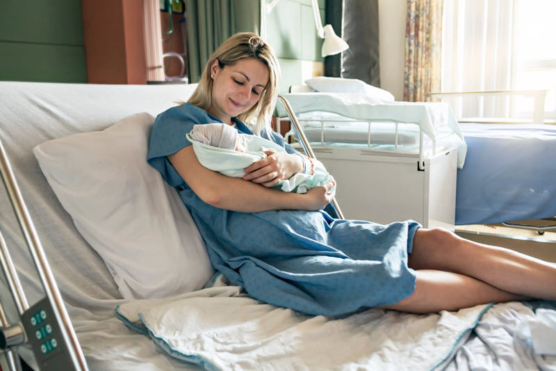 Khi nào cho trẻ sơ sinh bị ọc sữa và thở khò khè bú lại là thắc mắc của nhiều mẹ