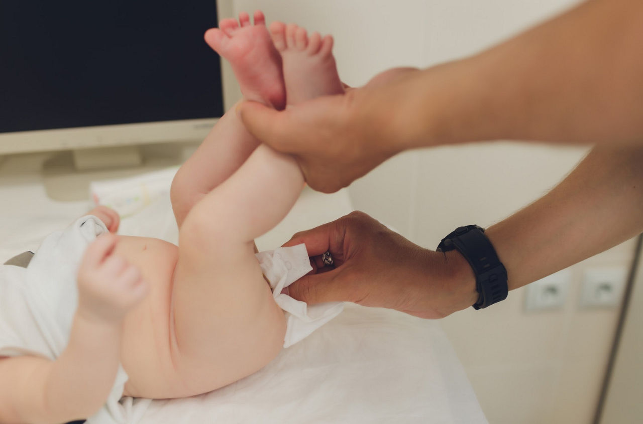 Cha mẹ cần theo dõi kỹ triệu chứng trẻ uống sữa công thức đi ngoài màu xanh