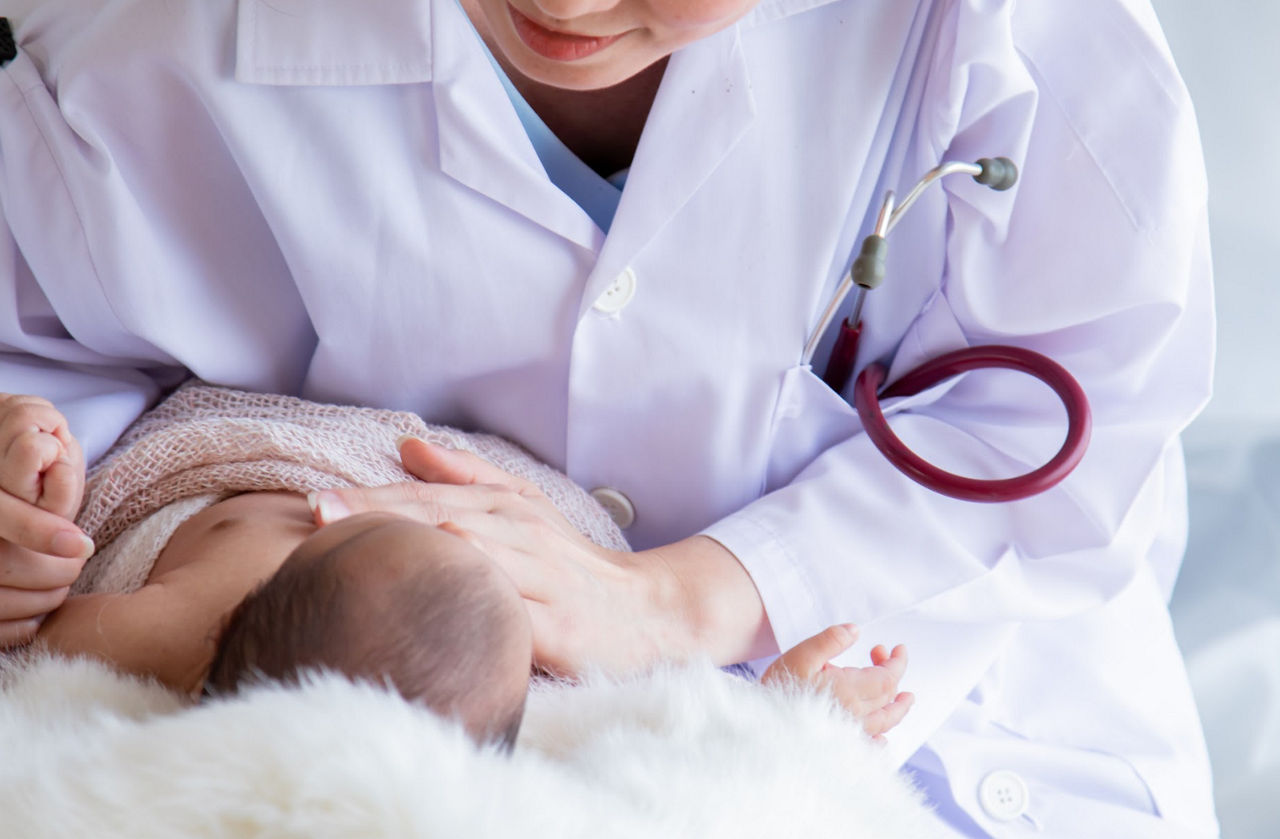Để biết bé uống sữa công thức đi ngoài màu xanh bao lâu hết, cha mẹ nên đến gặp bác sĩ.
