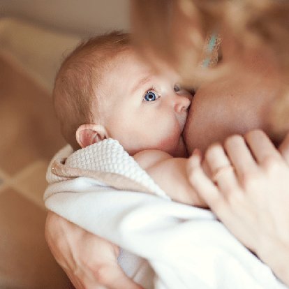 Bébé allaité lors d'un moment d'alimentation calme, favorisant une croissance saine, le développement et le lien d'attachement