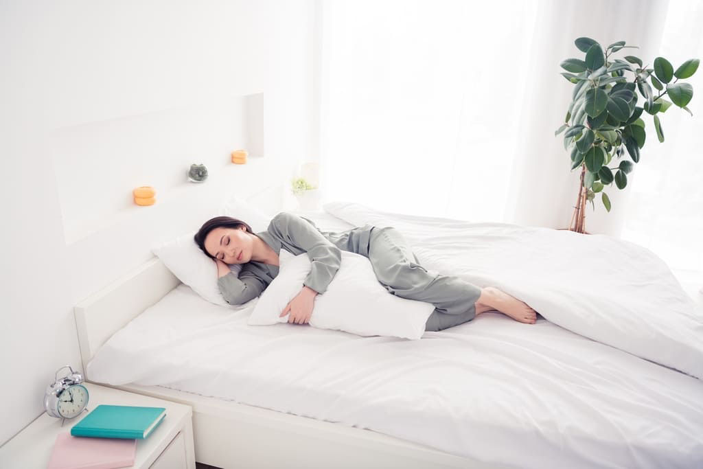 Sau sinh mổ nên nằm tư thế nào? Tư thế nằm nghiêng giảm đau vết mổ