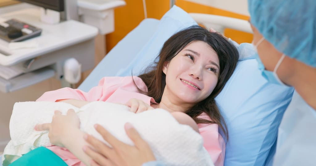 Tìm hiểu mẹ sau sinh mổ nên nằm tư thế nào để giảm đau, ngủ ngon