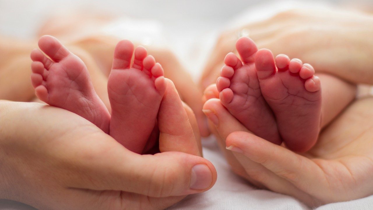 twins-feet