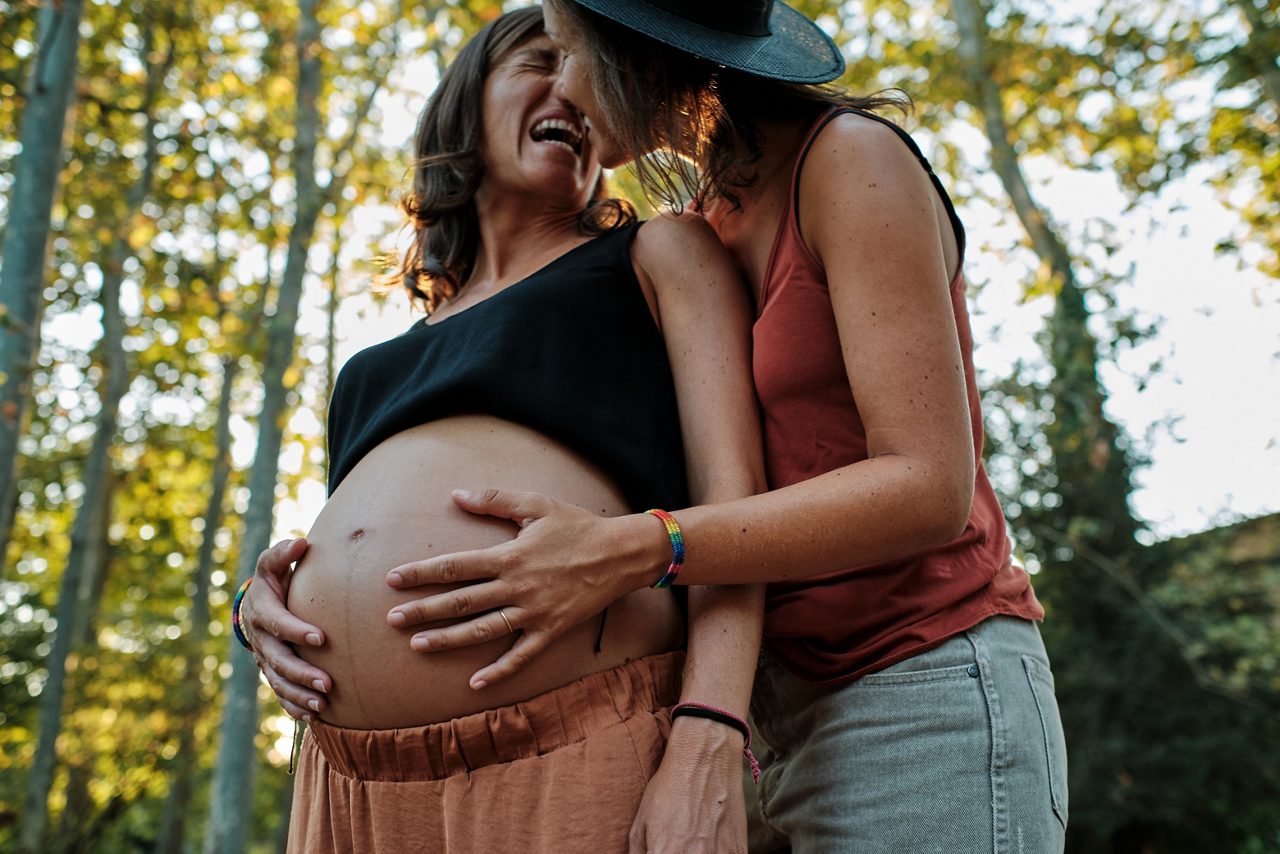 Lesbisches Paar hält Babybauch