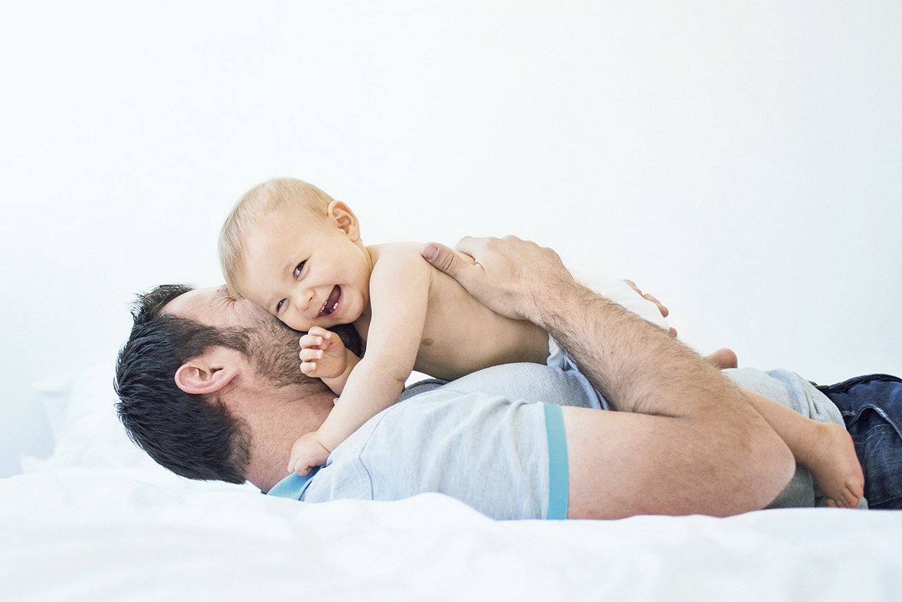 Papa et enfant jouent