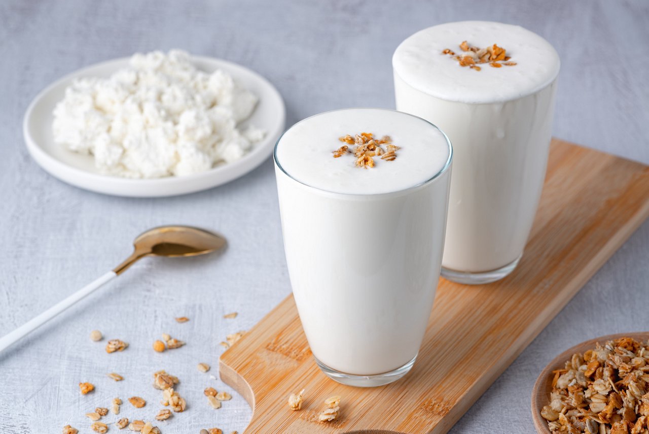 femme qui se verse du lait dans son bol