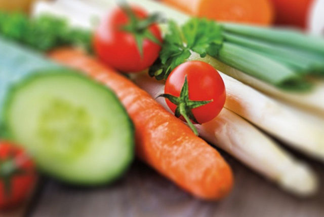 close-up de vegetales para dieta de lactancia (pepino, tomate, zanahoria)