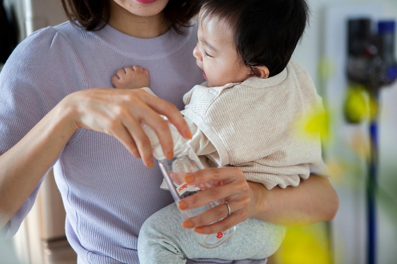 Comment bien préparer un biberon à bébé ? Doses & quantité de lait