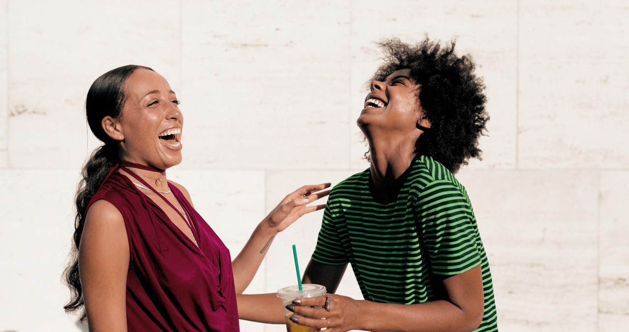 Deux amis rigolent ensemble 