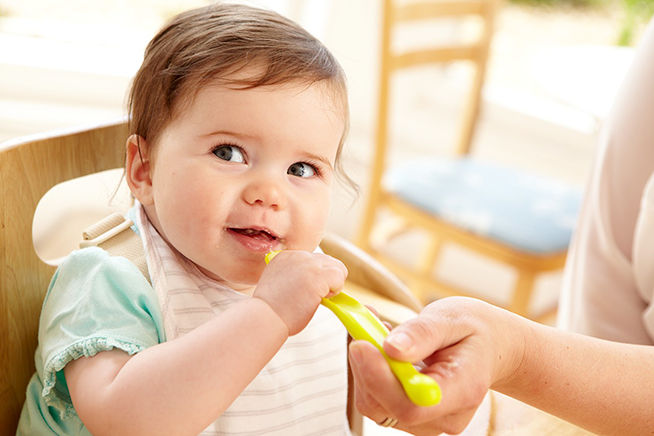 Poskusite uvesti zelenjavne kašice pred sadnimi, saj vaš dojenček zaradi pitja materinega mleka ali mlečne formule že pozna sladke okuse.