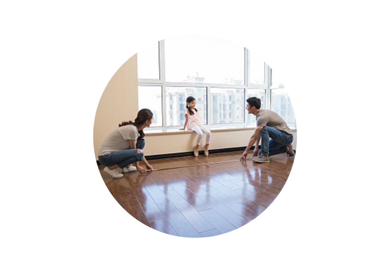 Familie stehen mit Abstand zueinander (Social Distancing)