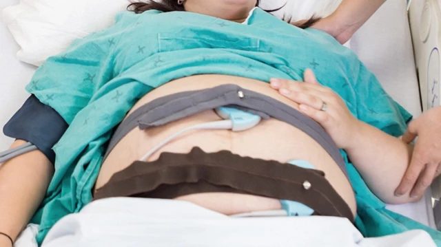 pregnant-woman-in-hospital-bed