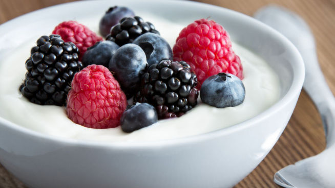 yoghurt with fruit and berries