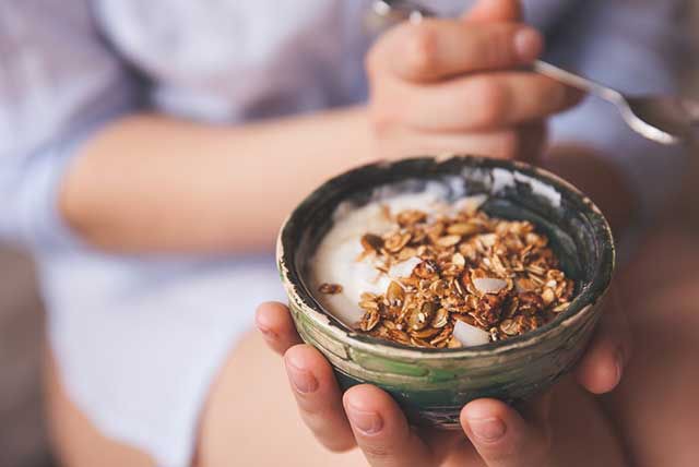 tazón de yogurt con granola