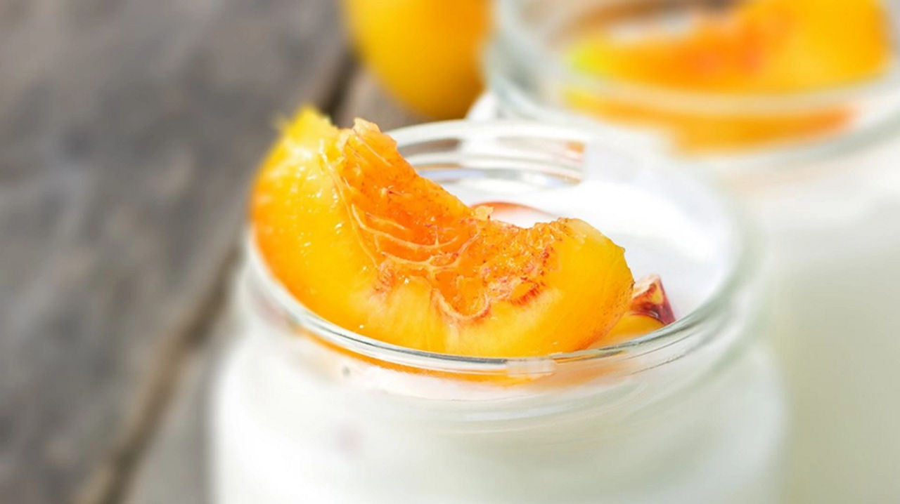 Yogurt pot withh apricot