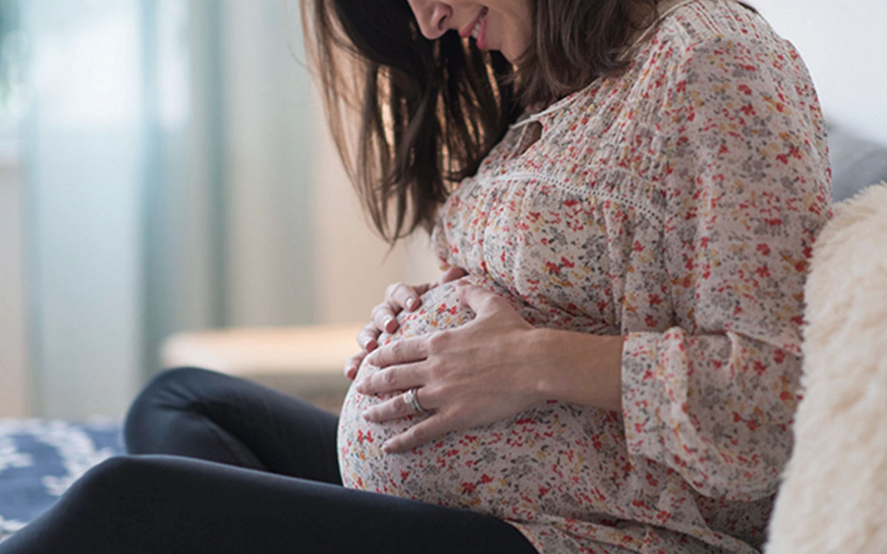 pregnancy-mum-hands-on-bump-sofa-2