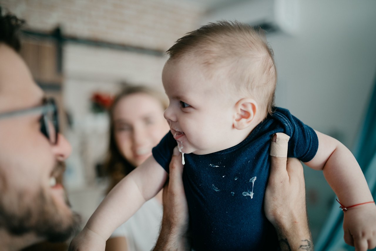 Mon bébé régurgite beaucoup. Comment le soulager ? Est-ce un RGO ?