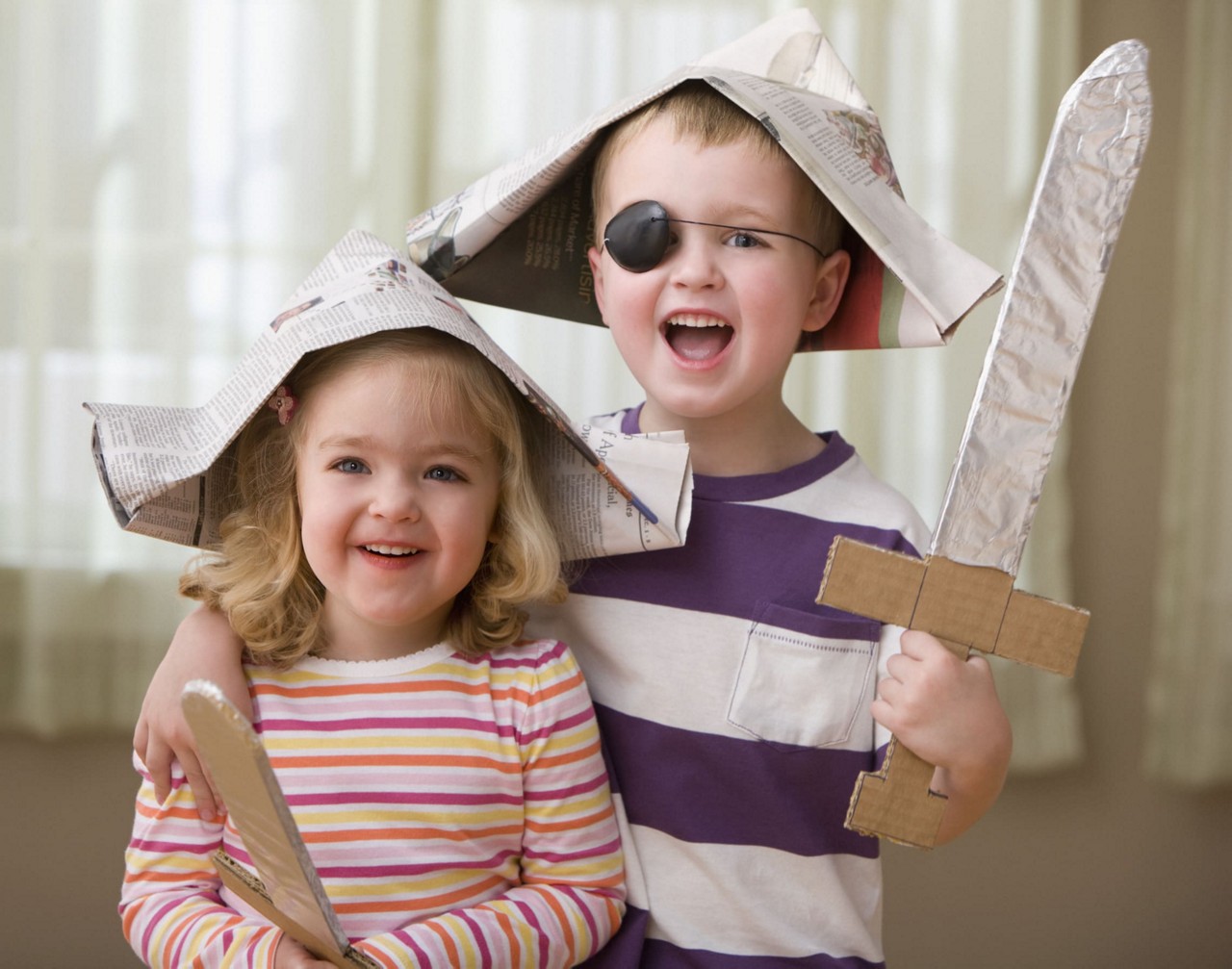 Enfant qui joue deguisement