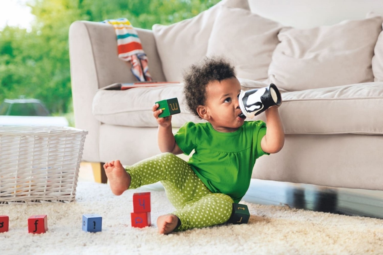 Enfant qui joue salon