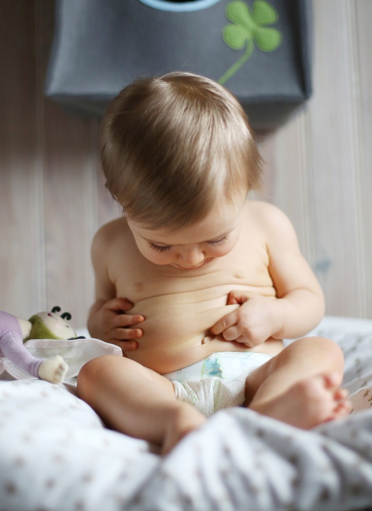 enfant ventre assis