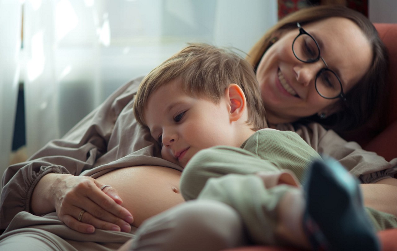 Grand frere ecoute ventre mere enceinte