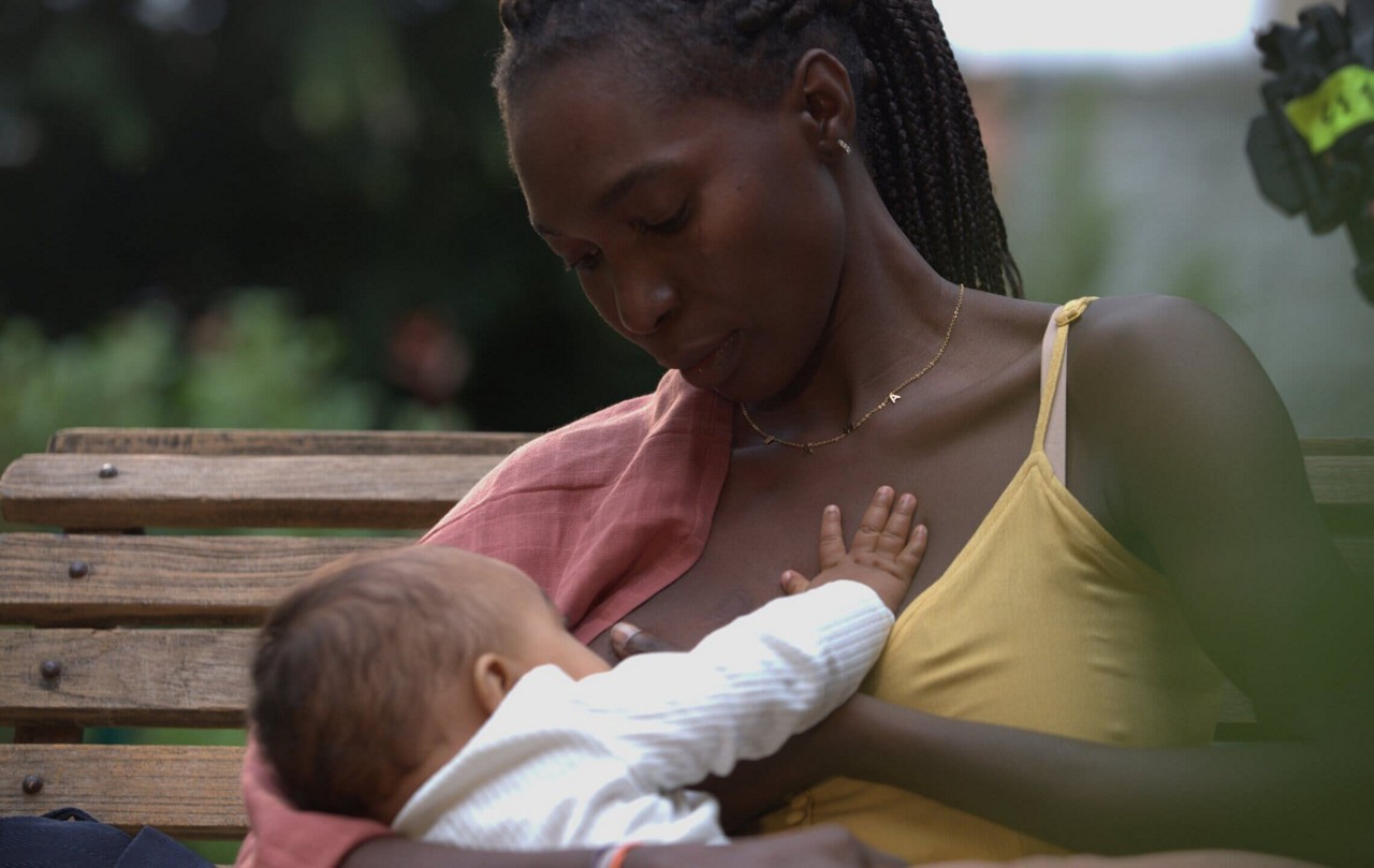 Maman et bebe allaite