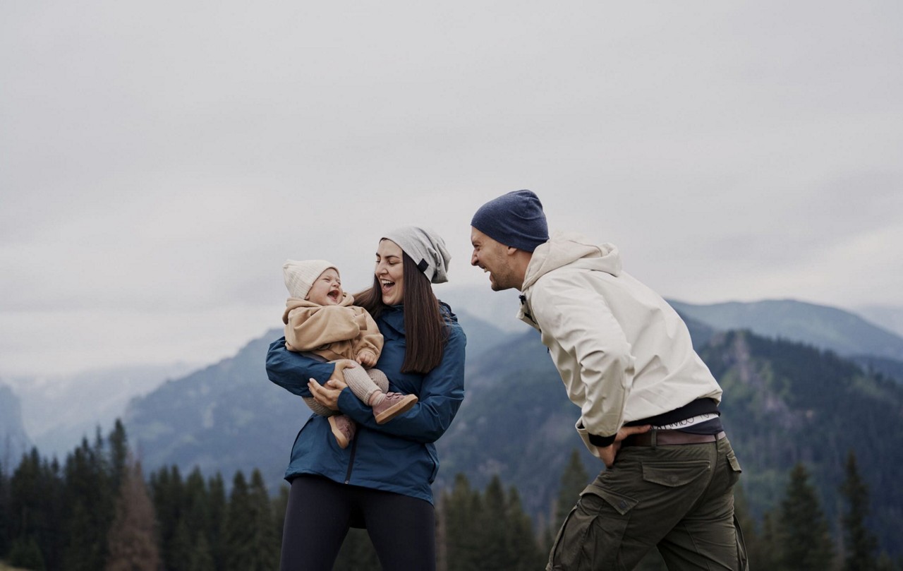 Montagne papa et maman avec petite fille